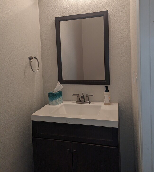 Foto del edificio - Newer 3bdrm/2 1/2 bath townhome in the heart of Longmont!