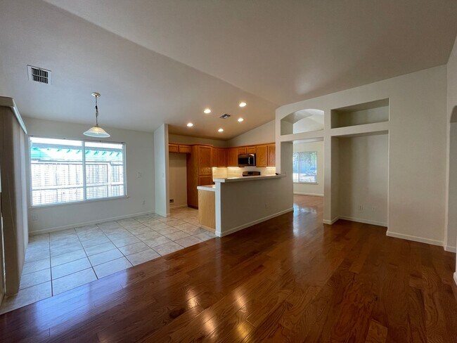 Foto del edificio - Charming single story home located on the ...