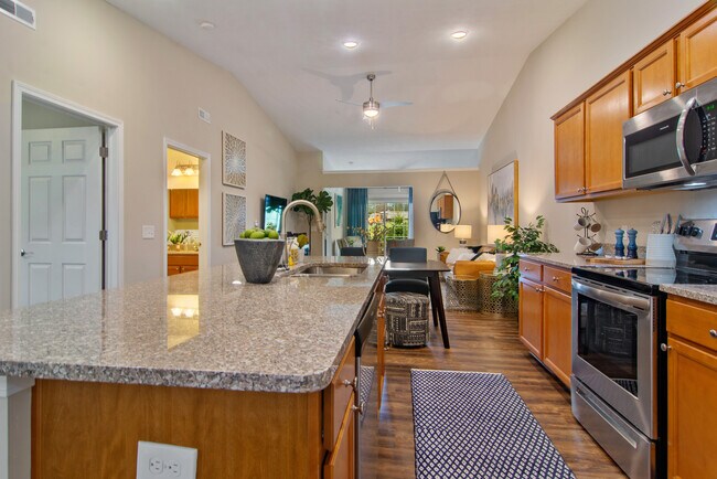 Cocina, cena y entretén en una cocina con despensa completa - Redwood Noblesville Webster Drive