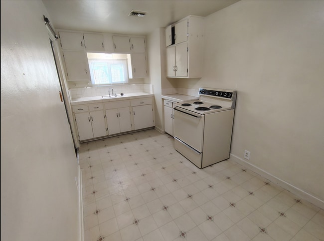 Building Photo - elvecino 7/35/10 - C