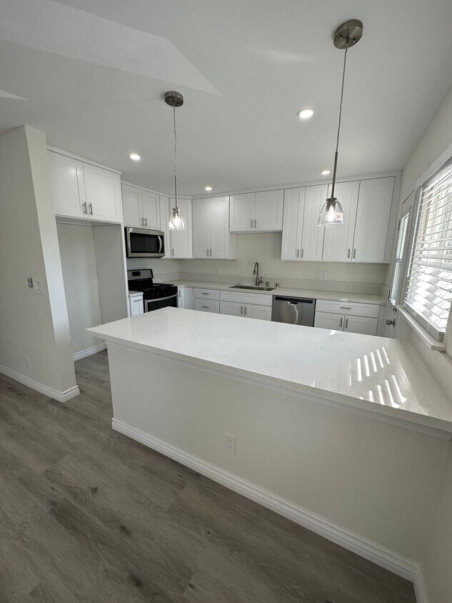 Foto principal - 240 W Collins Ave