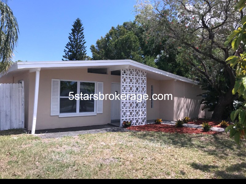 Primary Photo - 1121 N Saturn Ave