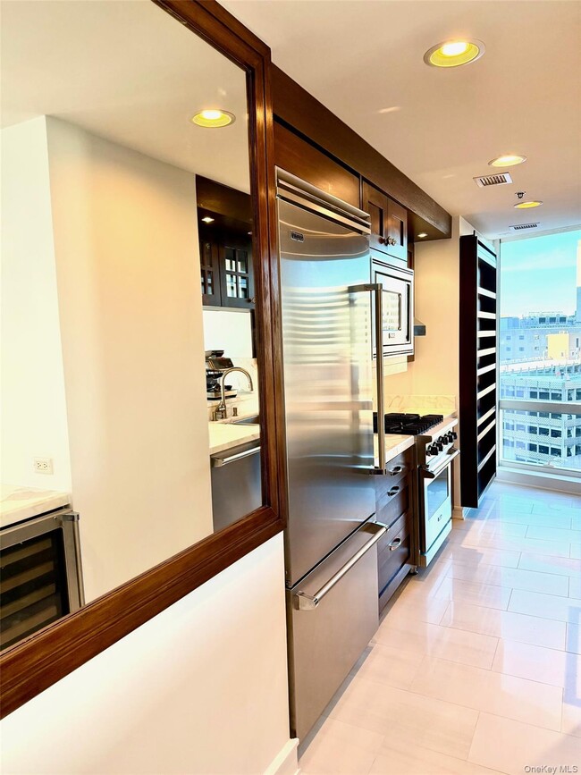 Building Photo - 1 Renaissance Square