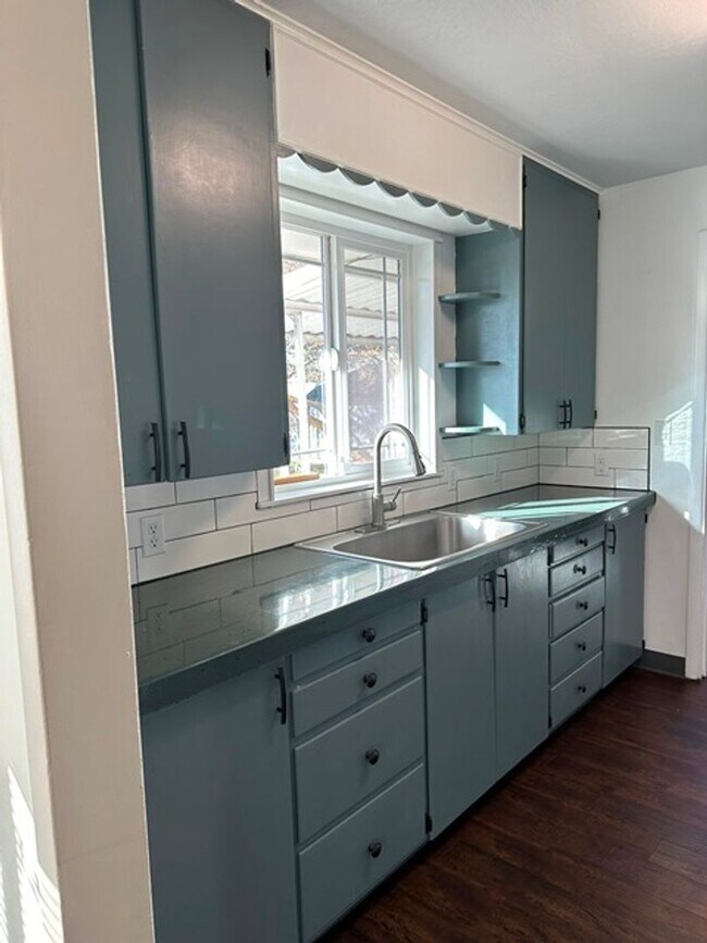 Building Photo - Super Cute 2 bedroom house