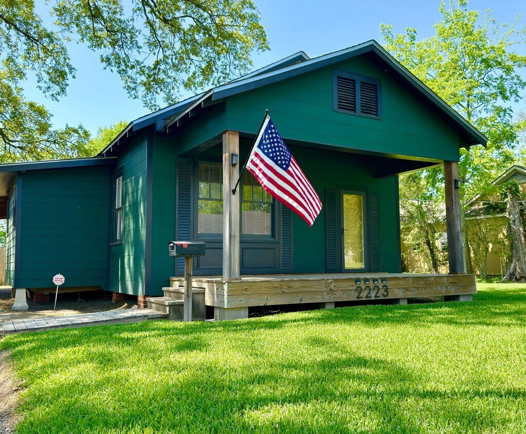 Foto principal - Cozy Cottage Retreat with Hardwood Floors ...