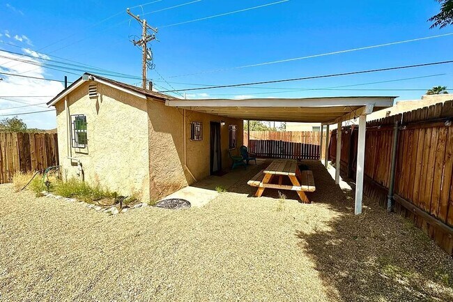 Foto del edificio - 61750 Desert Air Rd