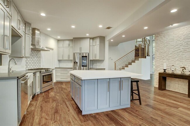 Building Photo - 201 Vanderpool Ln