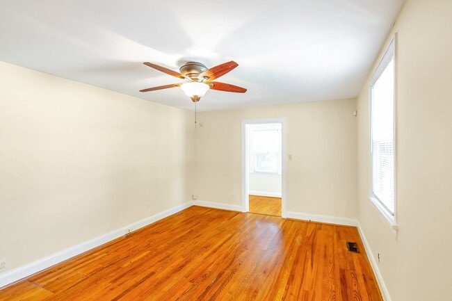 Building Photo - 2401 Vaulx Ln