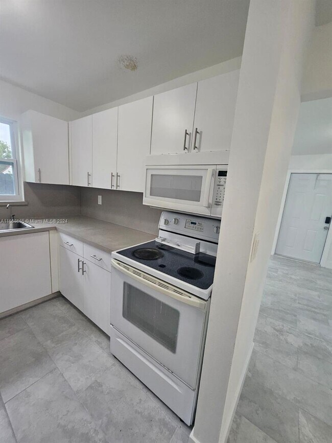 Building Photo - 2628 SW 29th Ave