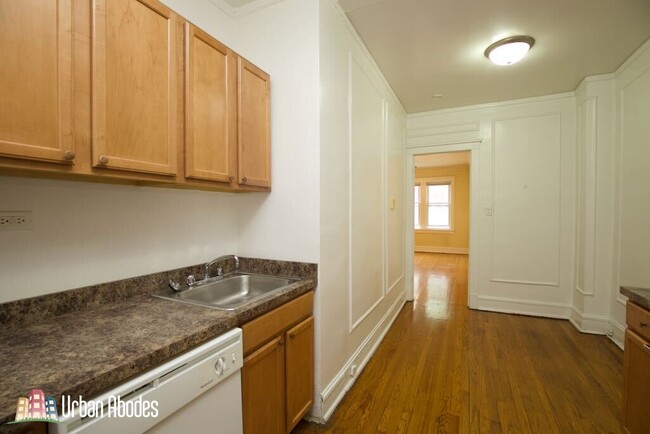 Building Photo - 2312 W Wilson Ave