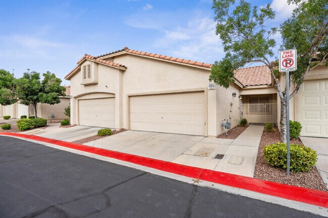 Foto del edificio - Charming and spacious single-story townhome nestled within a gated community in the desirable Nor...