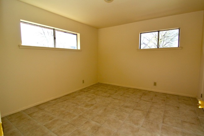 Interior Photo - 2419 E 8th St