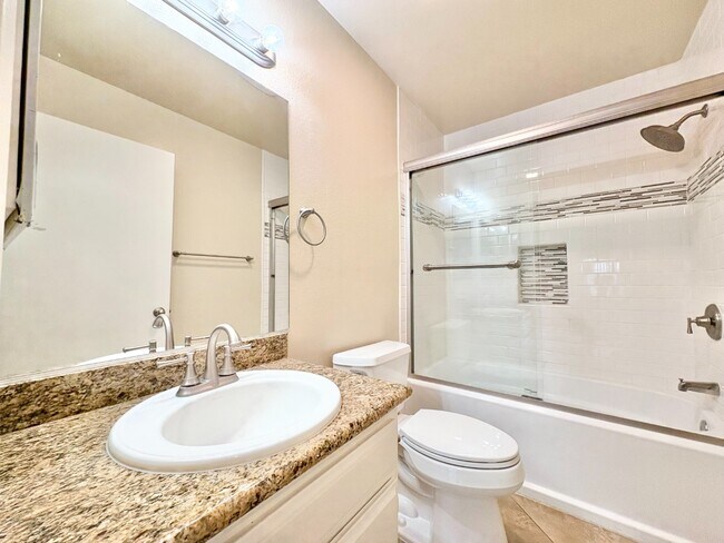 Foto del edificio - Modern 2BR/2BA Condo with A/C & 2 Parking Spaces – Prime Van Nuys Location