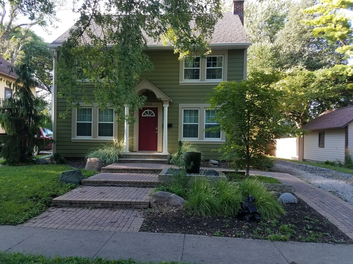 Front - 2215 Storm St