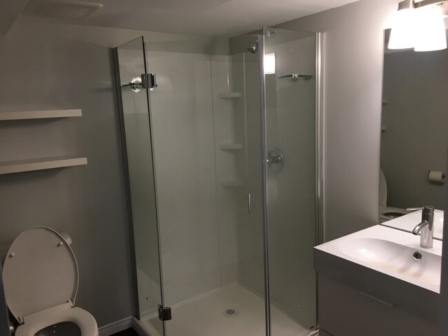 Salle de bain n°2 - 735 Regent St