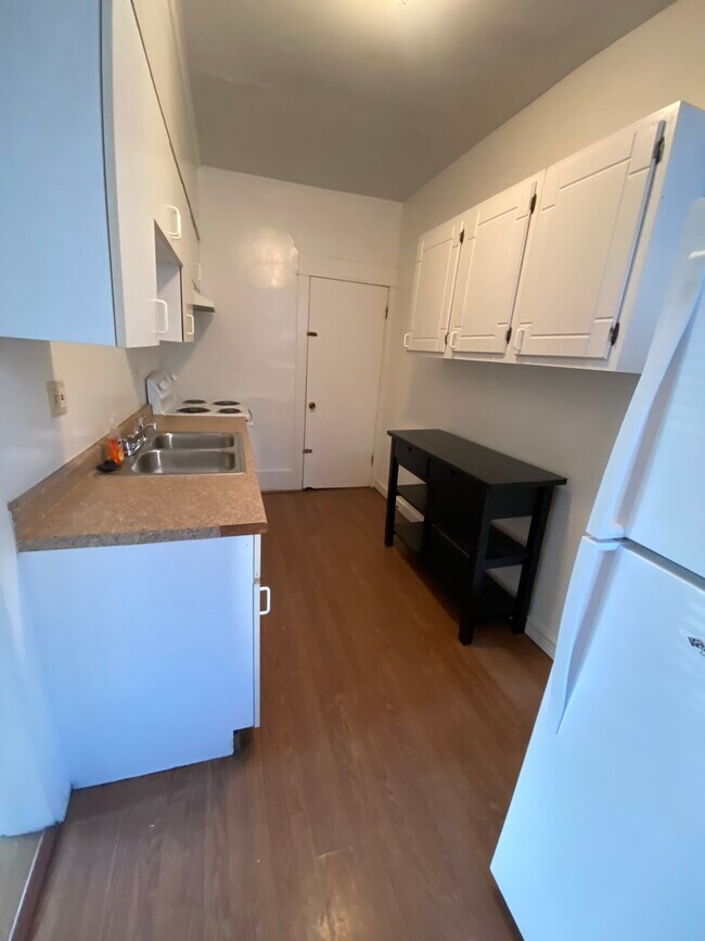 341 Kitchen - 341 E 18th Ave