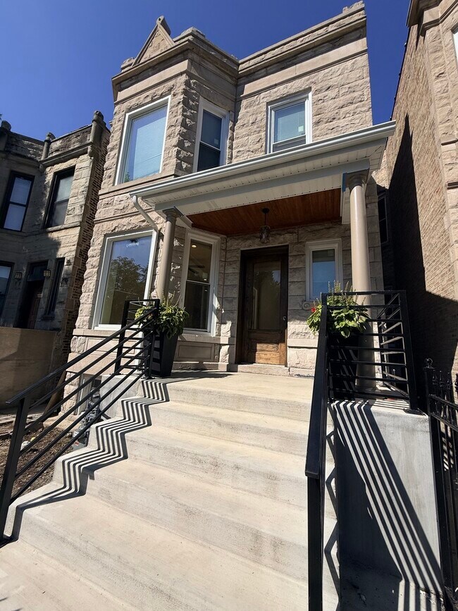 Building Photo - 1334 N Ridgeway Ave