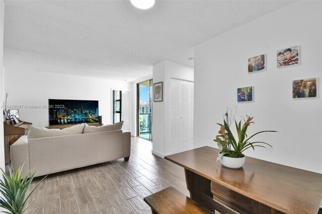 Foto del edificio - 11800 SW 18th St