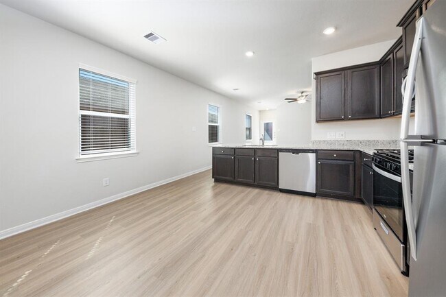 Building Photo - 15431 Maple Ter Dr