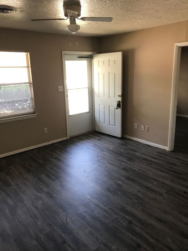 Building Photo - 310-314 E Lindsey St