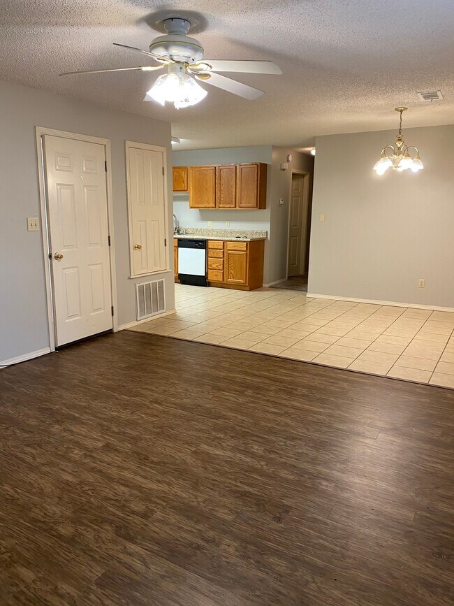 Building Photo - 403 Valley Dr