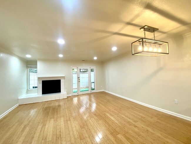 Building Photo - Cozy Single-Family Pleasanton 2Bed/2.5BA Townhouse Minutes Away From Schools, Shopping Centers an...