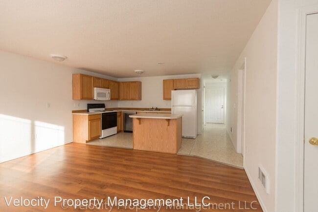 Building Photo - 2571 NW Cedar Ave