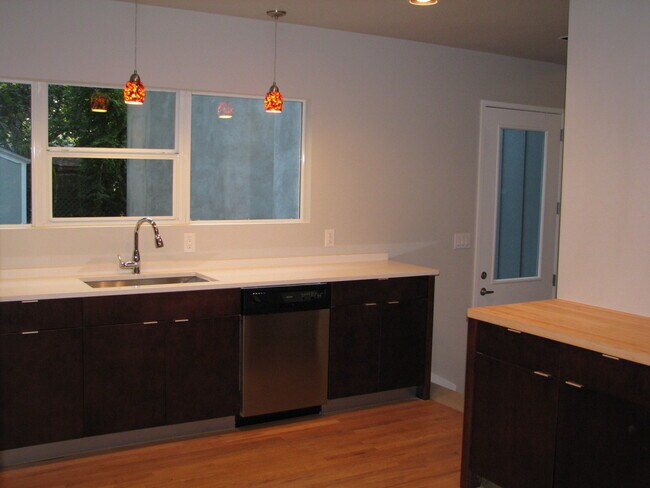 Foto del edificio - UT PRE-LEASE: Incredible 5 bed/2 bath remodeled home - top of the line finishes!
