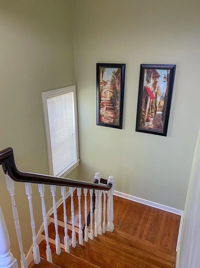 Shared entry way - 2053 W Gramercy Pl