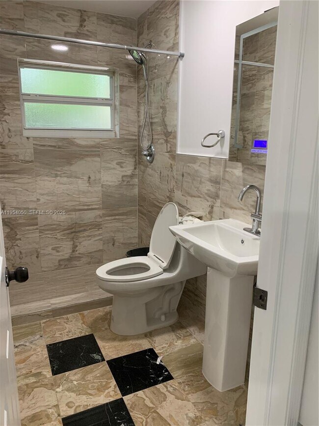 Foto del edificio - 707 NE 15th St