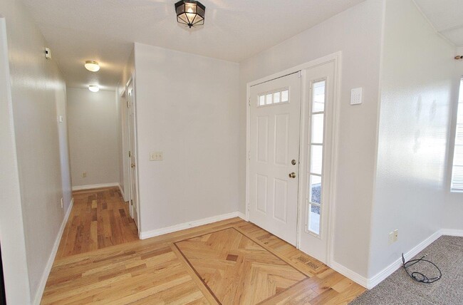 Foto del edificio - 1563 Sunset Dr