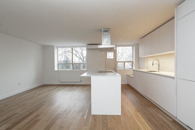 Photo du bâtiment - 47-49 Riverwood Parkway
