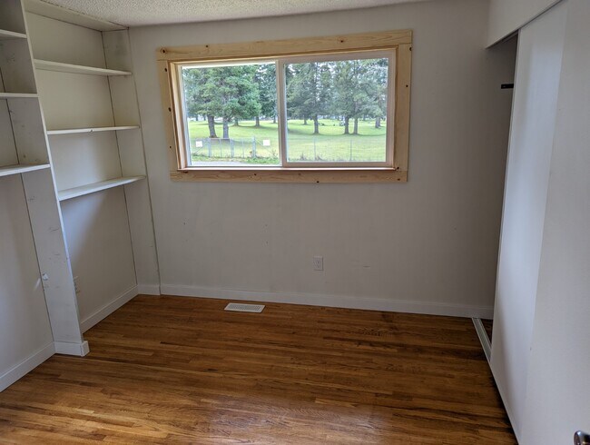 Building Photo - 3884 Madrona Dr SE