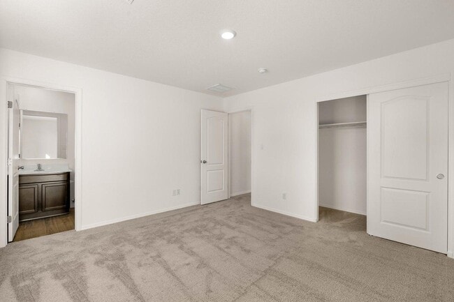 Building Photo - 2615 Desi Loop
