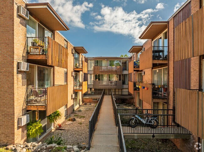 Foto del edificio - 813 S Main St