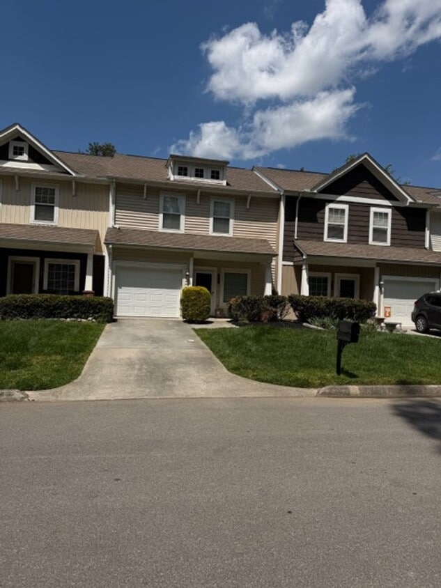 Knoxville Lovell Road Area 3 Bedroom 2.5 Bath with Garage Lawn Maintenance and Trash Pick up incl... - Knoxville Lovell Road Area 3 Bedroom 2.5 Bath with Garage Lawn Maintenance and Trash Pick up incl...