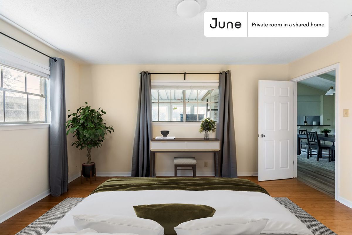 Foto principal - Room in Shared 4 bed/3 bath home