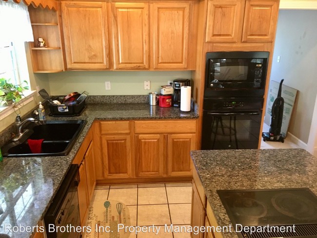 Building Photo - 9670 Arlington Oaks Dr S