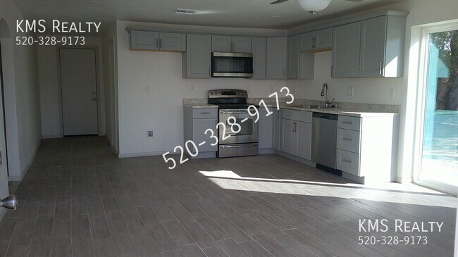 Building Photo - 3 Beds / 2 Baths Home - OWNER / AGENT