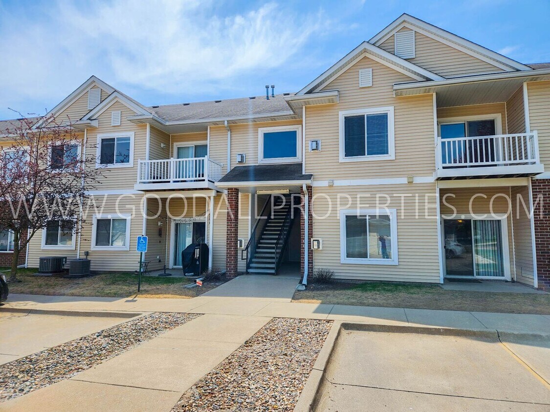 Foto principal - 3 bedroom 2 bath condo in Waukee in convie...