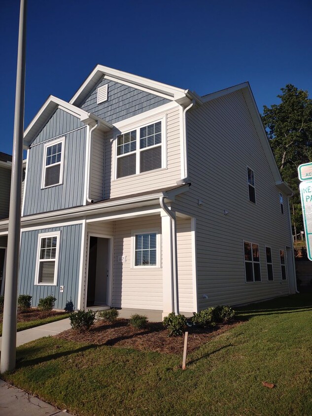 Foto principal - BRAND-NEW Townhome Located in Sanford- Min...