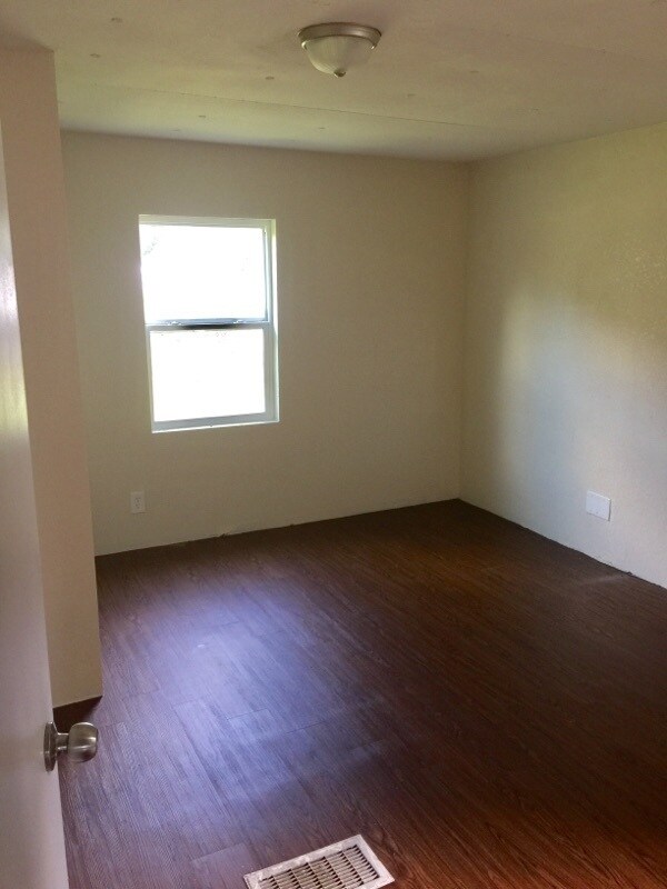 Building Photo - 5BR/2BA Double wide home on a LARGE lot!