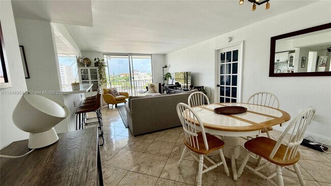 Foto del edificio - 7601 Byron Ave