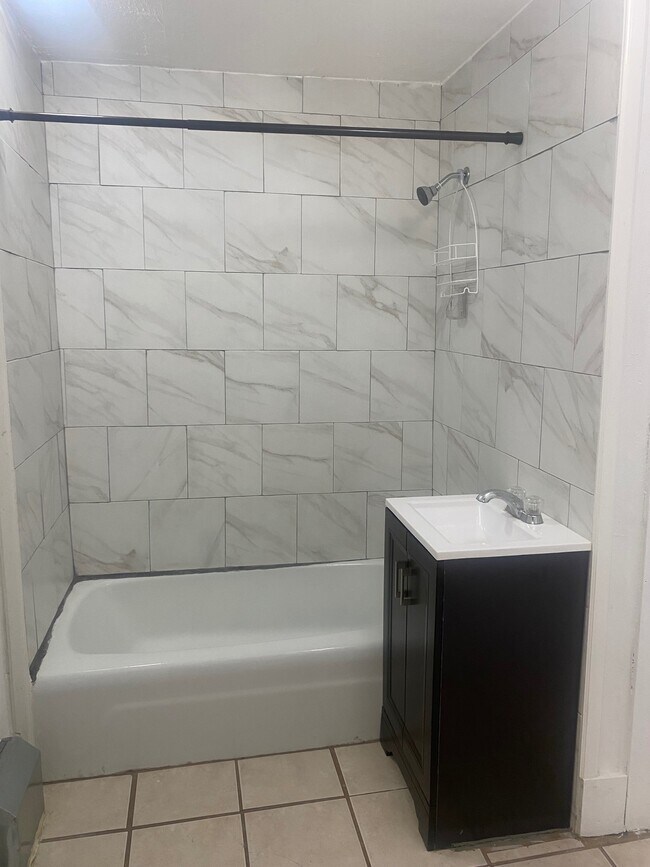 Foto del edificio - 2472 N Dousman St