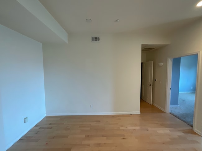 Building Photo - Cozy 2 bedroom & 2 bath condo