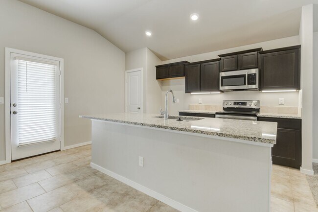 Foto del edificio - 1/2 off First Months Rent! Wonderful 3/2/2...