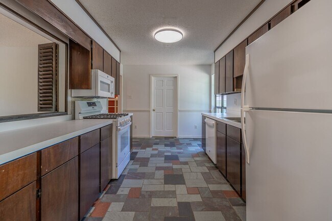 Foto del edificio - 3-Bedroom, 2-Bath with Den in Spanish Fort Estates