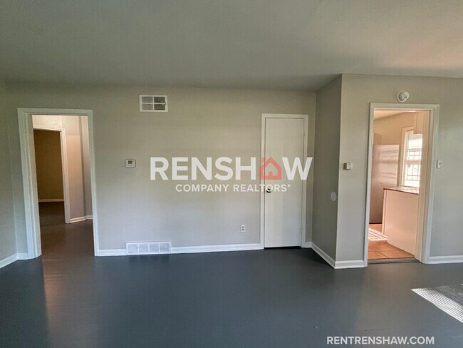 Building Photo - 493 Holiday Dr