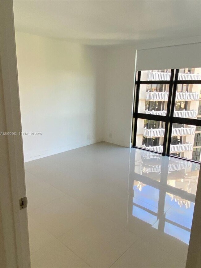 Foto del edificio - 1111 Crandon Blvd