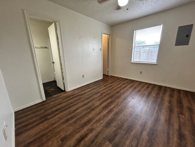 Foto del edificio - 4622 Erskine St